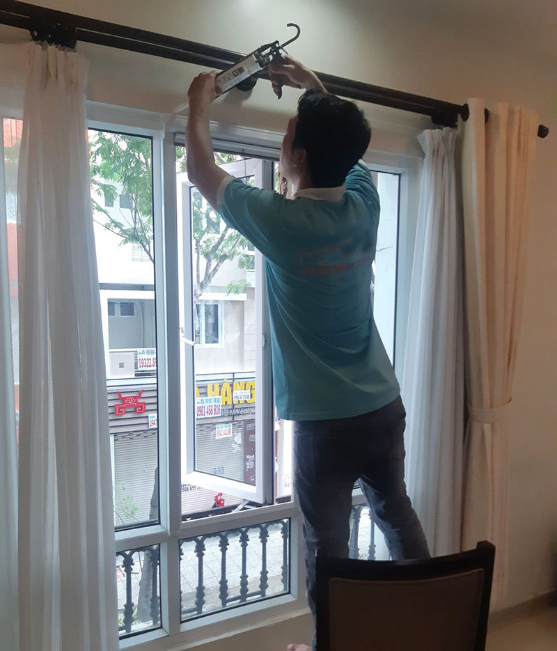 8- cua-luoi-tu-cuon-doc